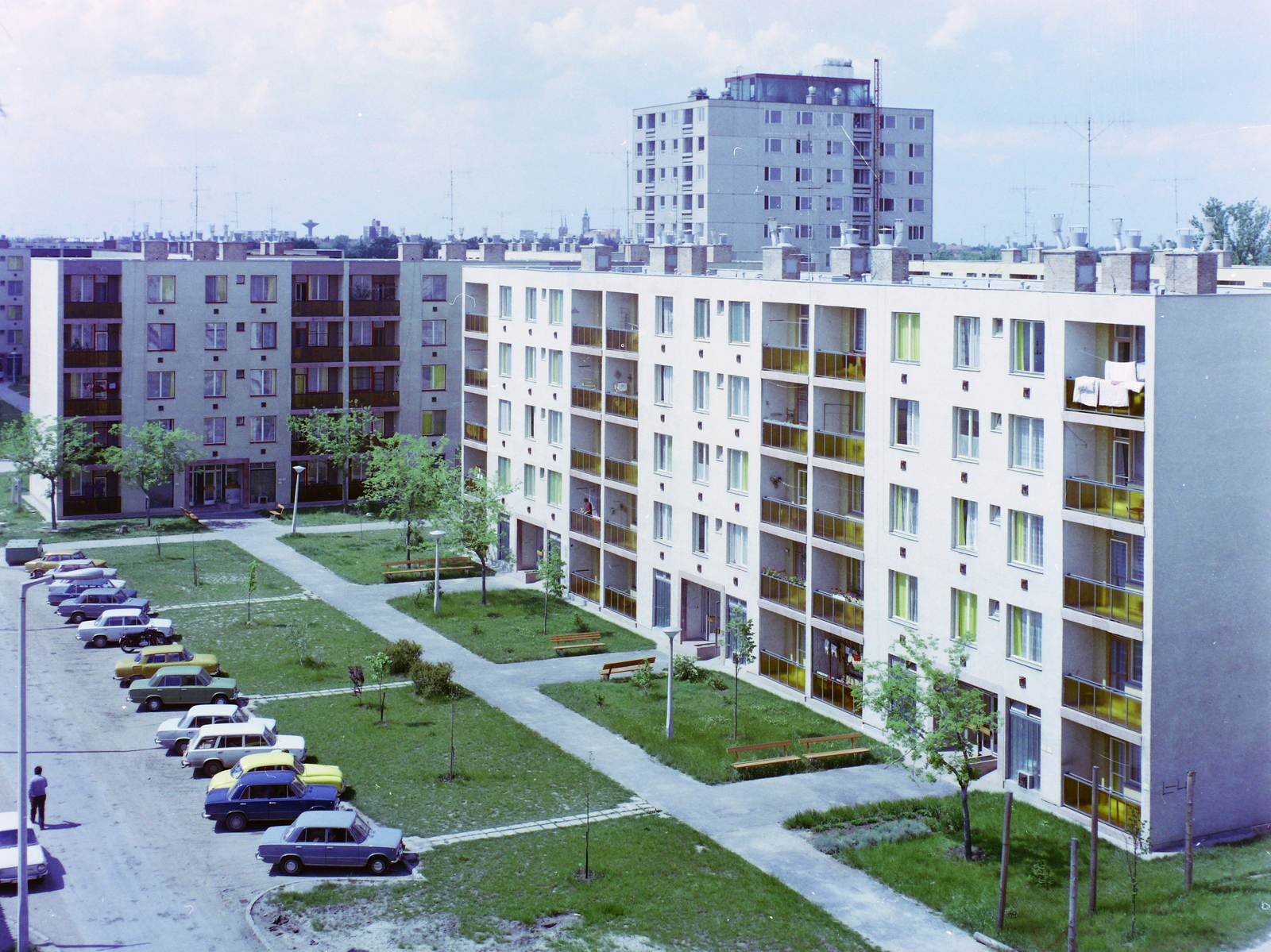 Hungary, Békéscsaba, Fövenyes utca., 1976, Kádas Tibor, colorful, blocks, concrete block of flats, automobile, Fortepan #4336