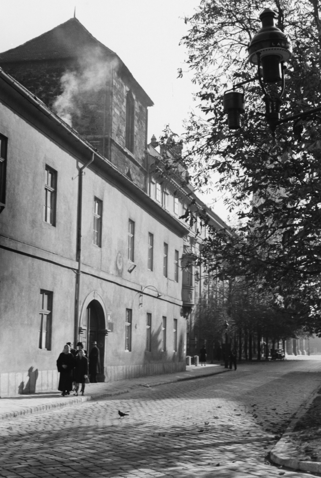 Hungary, Budapest I., Hess András (XI. Ince pápa) tér a Táncsics Mihály (Verbőczy) utca felől nézve., 1943, Konok Tamás id, light, street view, Budapest, Fortepan #43372