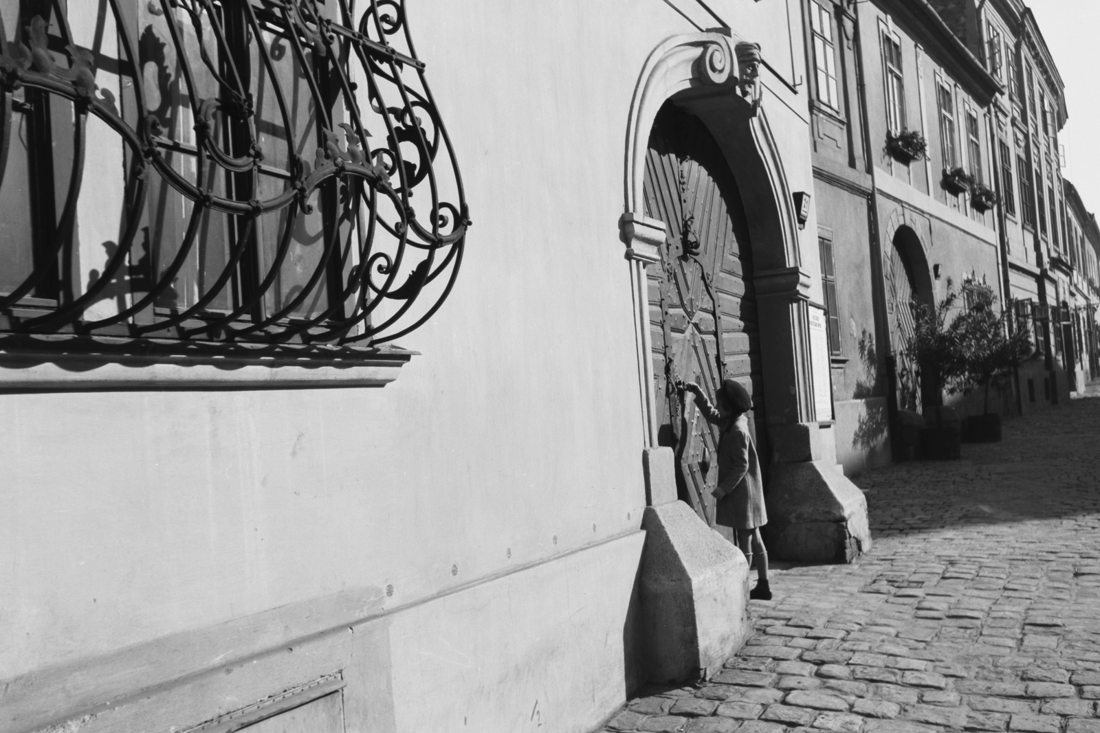 Hungary, Budapest I., Fortuna utca, a felvétel a 21-es számú ház előtt készült., 1943, Konok Tamás id, Budapest, Fortepan #43378