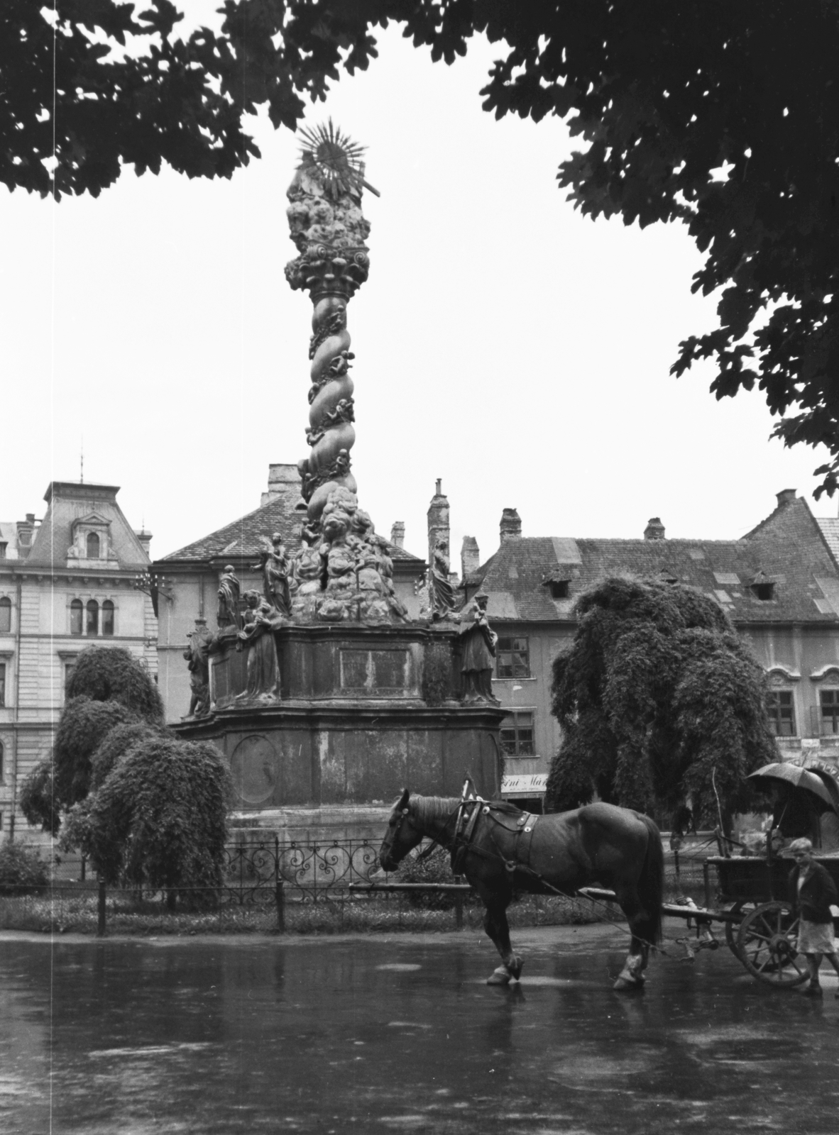 Magyarország, Sopron, Fő (Ferenc József) tér, Szentháromság-szobor., 1943, Konok Tamás id, ló, szekér, emlékmű, utcakép, fogat, esernyő, eső, szentháromság szobor, Fortepan #43388
