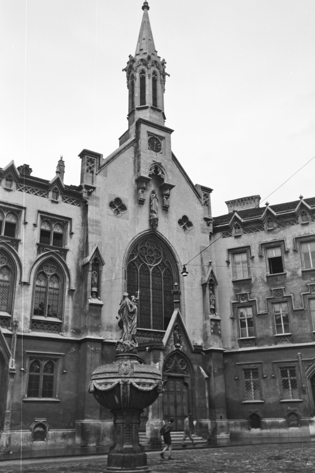 Hungary, Sopron, Orsolya tér, Mária-kút, háttérben a Szent Orsolya-templom és rendház., 1943, Konok Tamás id, church, sculpture, street view, Fortepan #43389