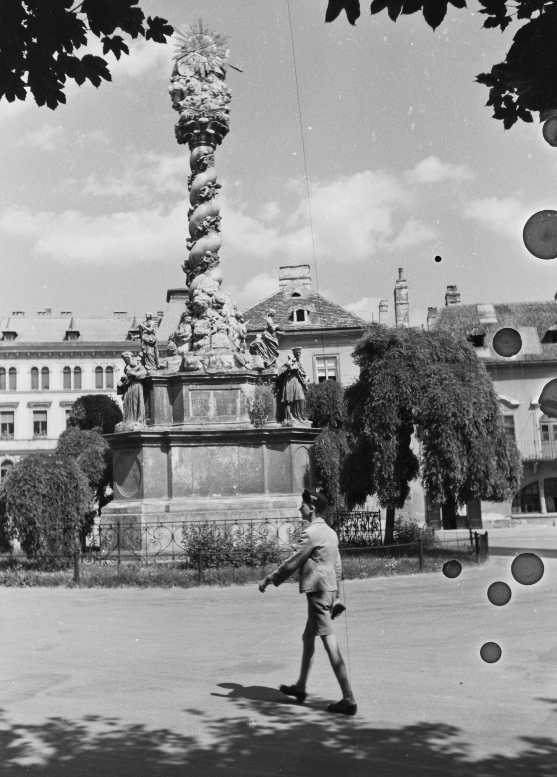 Magyarország, Sopron, Fő (Ferenc József) tér, Szentháromság-szobor., 1943, Konok Tamás id, emlékmű, utcakép, diáksapka, szentháromság szobor, Fortepan #43391