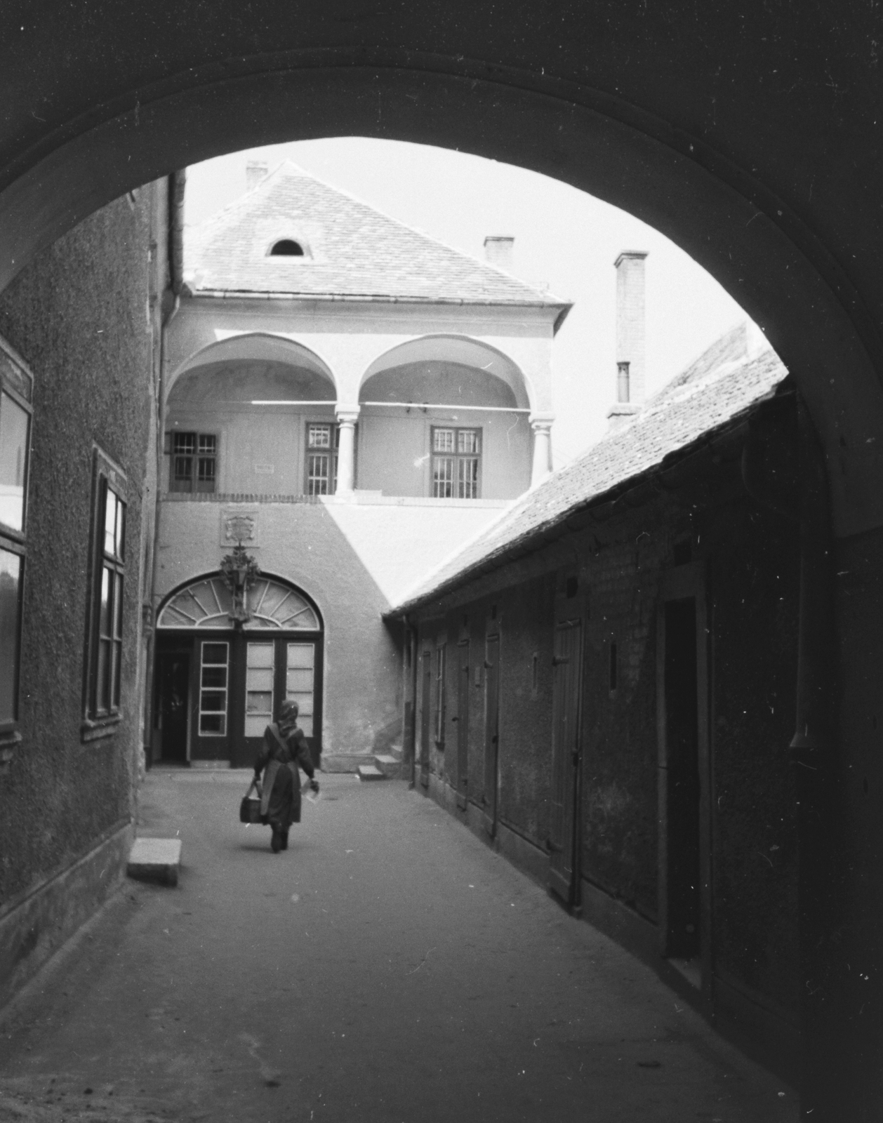 Hungary, Sopron, Várkerület 25., a Katolikus konvent átjáróház udvara., 1943, Konok Tamás id, Fortepan #43397