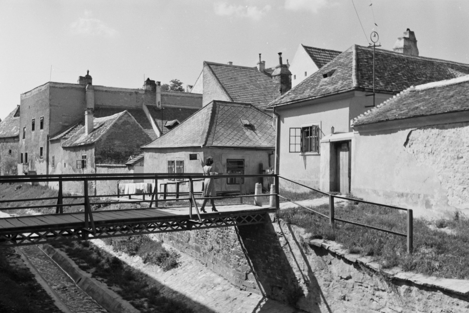 Hungary, Sopron, az Ikva patak feletti híd a Katolikus Konvent átjárónál., 1943, Konok Tamás id, Fortepan #43399