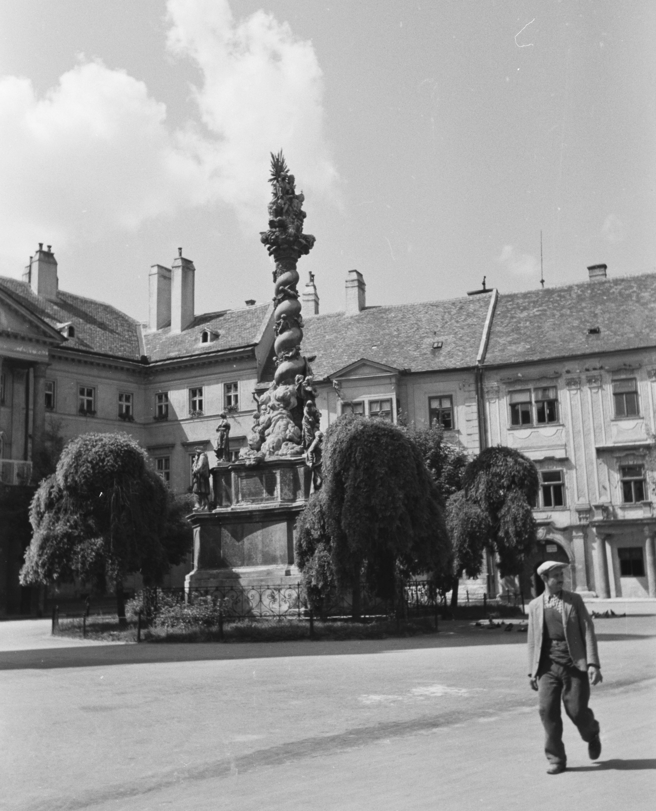 Magyarország, Sopron, Fő (Ferenc József) tér, Szentháromság-szobor., 1943, Konok Tamás id, szentháromság szobor, Fortepan #43409