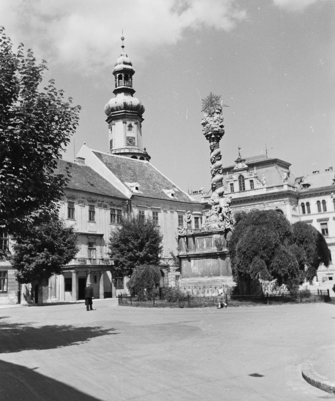 Magyarország, Sopron, Fő (Ferenc József) tér, Szentháromság-szobor, háttérben a Tűztorony., 1943, Konok Tamás id, Fortepan #43410