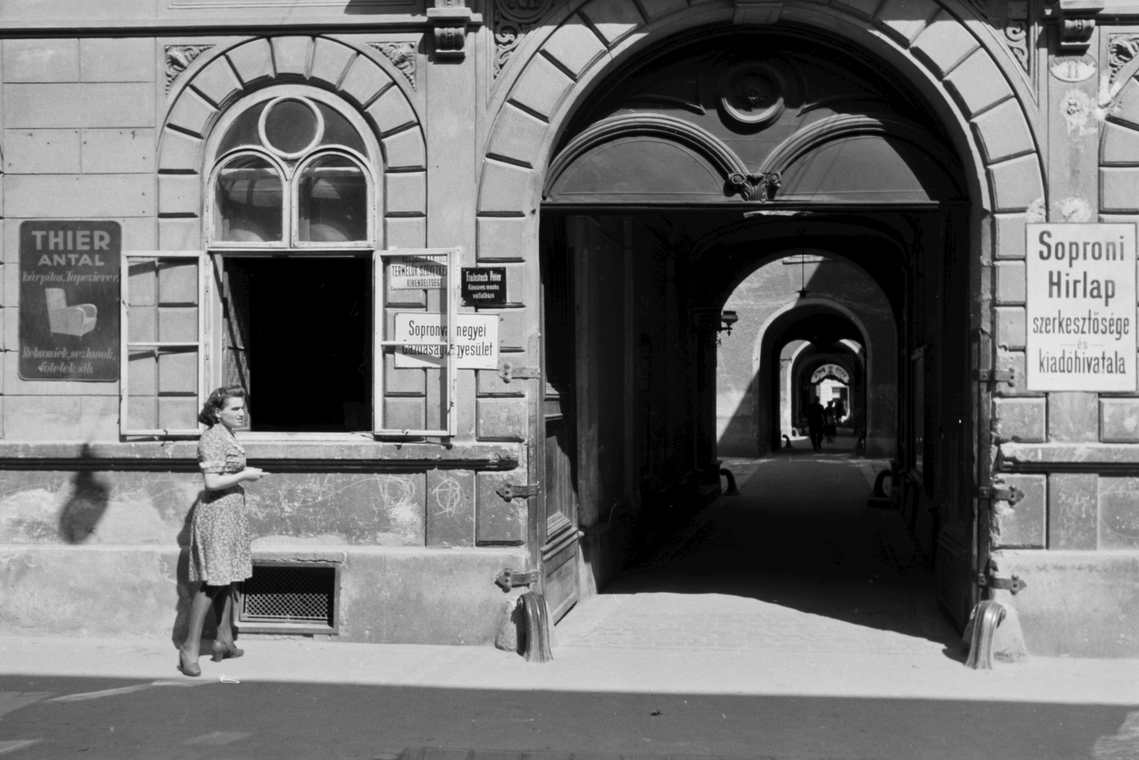 Magyarország, Sopron, Szent György utca 11. A belvárosba vezető Lenck-átjáró., 1943, Konok Tamás id, cégtábla, Fortepan #43413