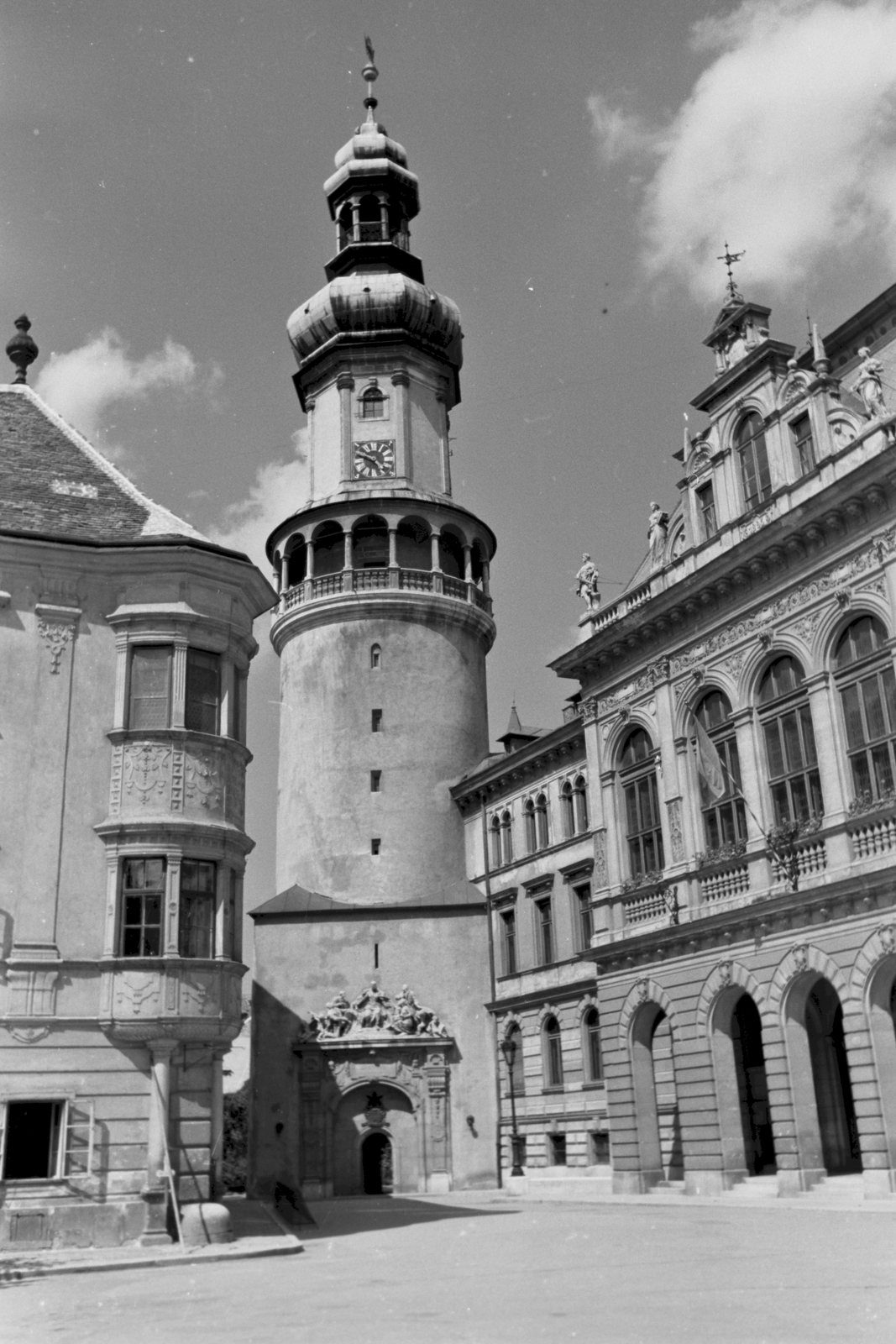 Magyarország, Sopron, Fő (Ferenc József) tér, Tűztorony, balra a Storno-ház, jobbra a Városháza., 1943, Konok Tamás id, Fortepan #43421