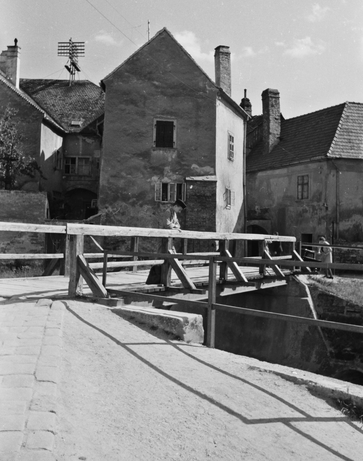 Magyarország, Sopron, az Ikva patak hídja a Festő köznél., 1943, Konok Tamás id, Fortepan #43427