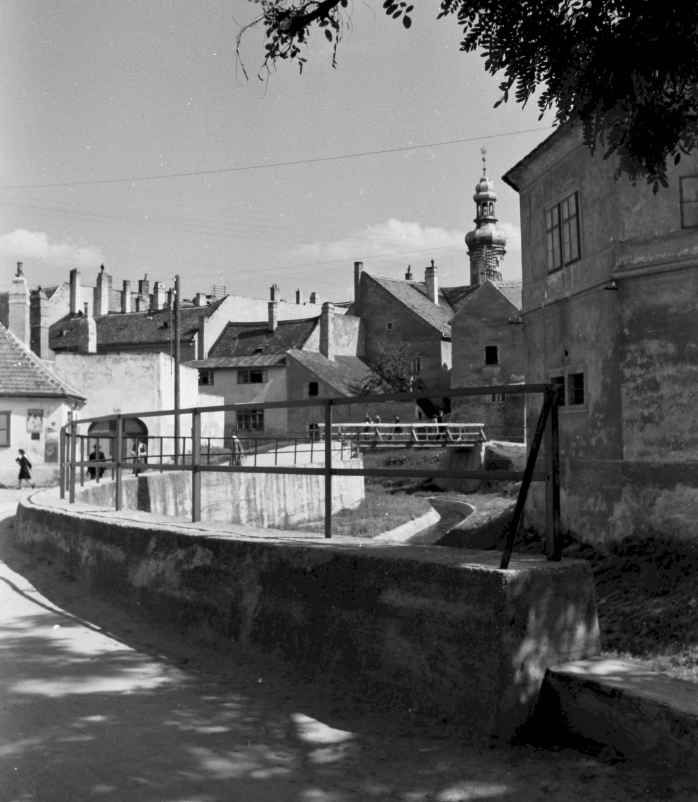 Magyarország, Sopron, Ikvasor, szemben az Ikva patak hídja a Festő köznél., 1943, Konok Tamás id, Fortepan #43437