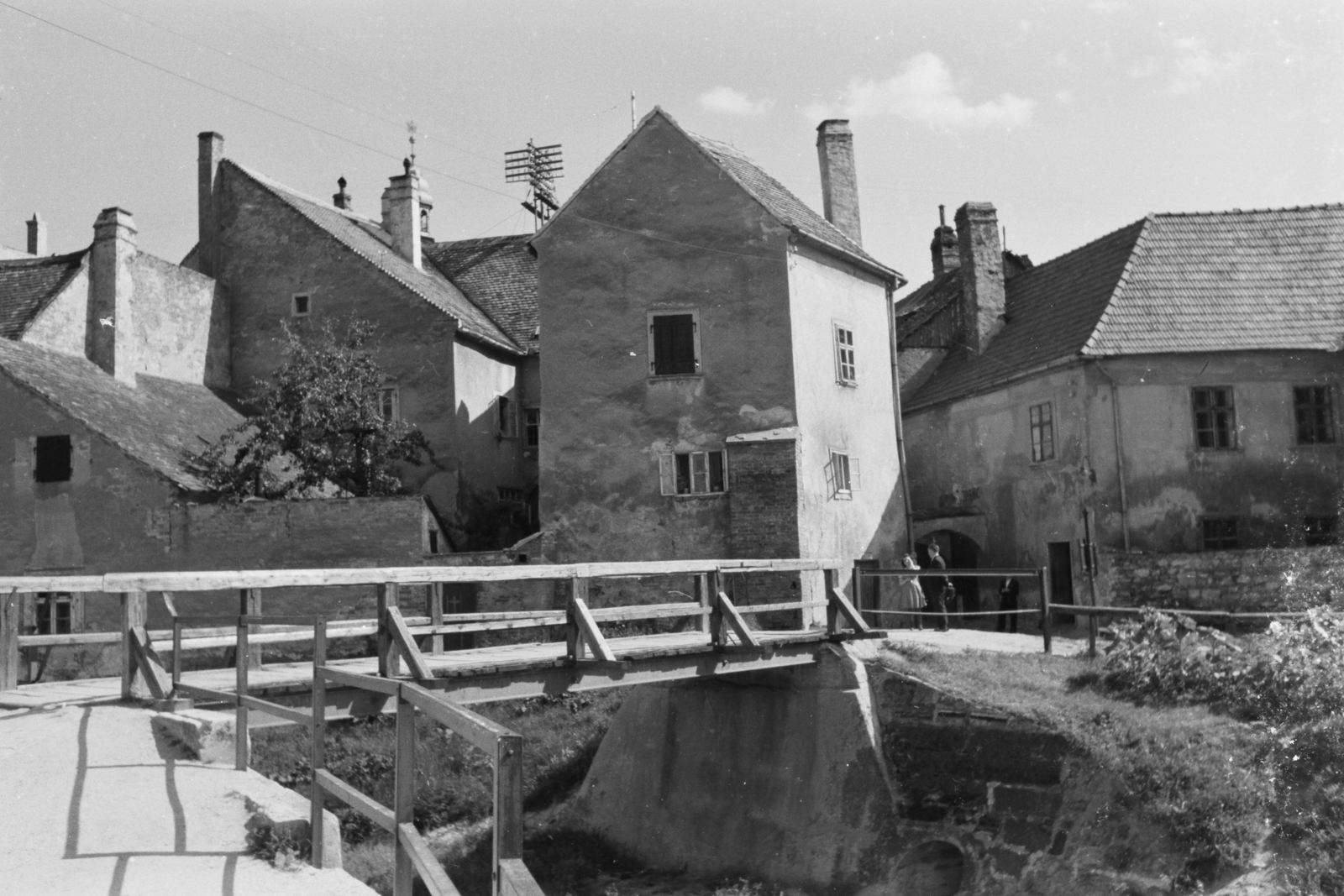 Magyarország, Sopron, az Ikva patak feletti híd a Festő köznél., 1943, Konok Tamás id, fahíd, Fortepan #43438