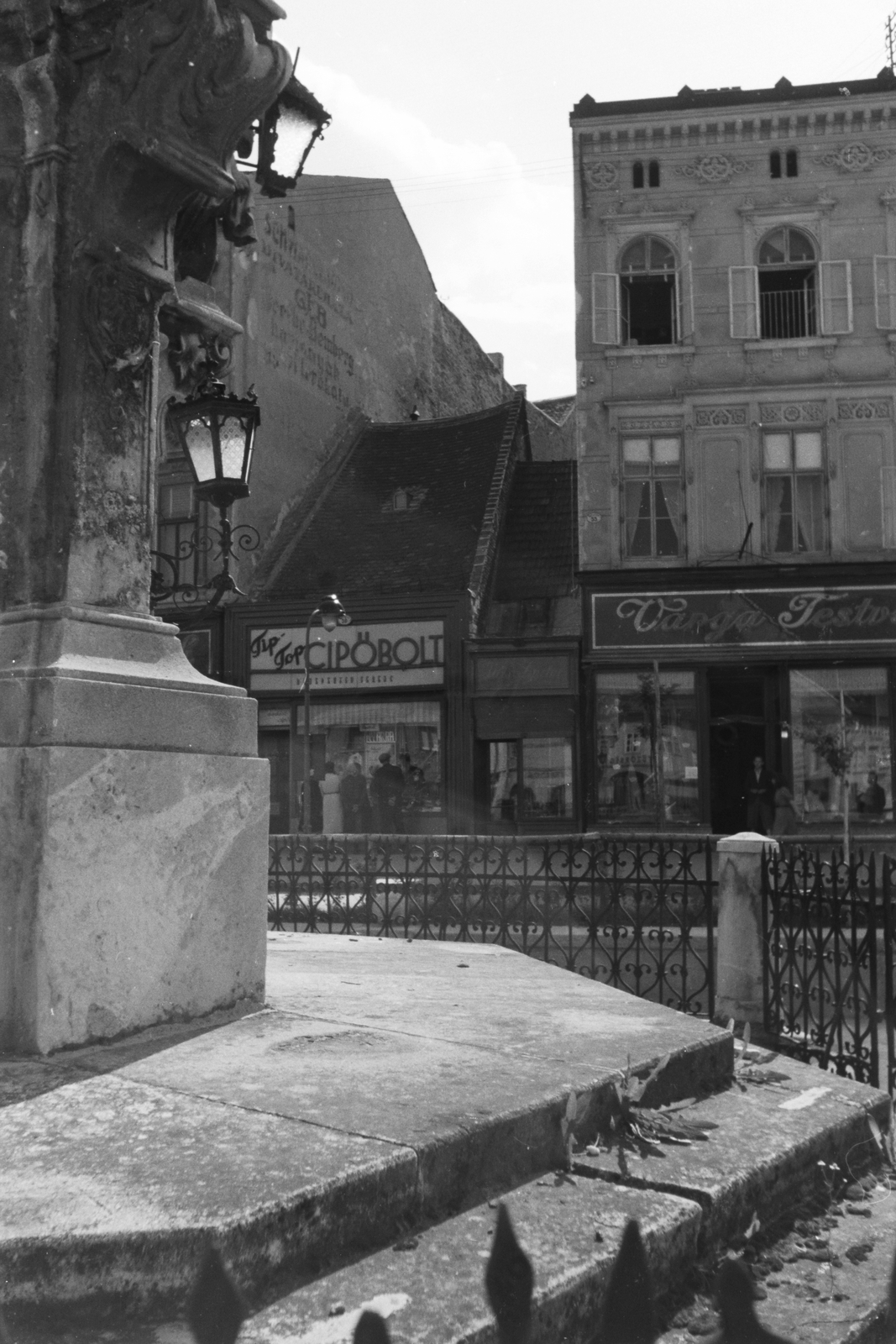 Magyarország, Sopron, Várkerület, Mária-oszlop talapzata., 1943, Konok Tamás id, cégtábla, cipőbolt, Fortepan #43440