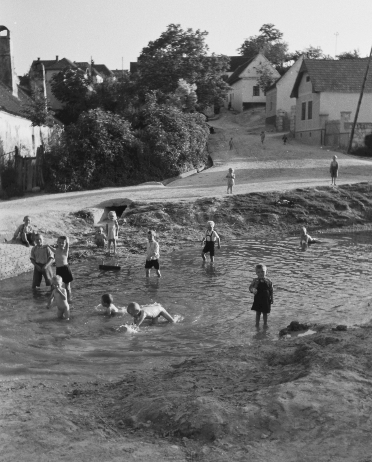 Hungary, Fertőrákos, a Rákos-patak, szemben a Kovácsdomb házai., 1940, Konok Tamás id, Fortepan #43445