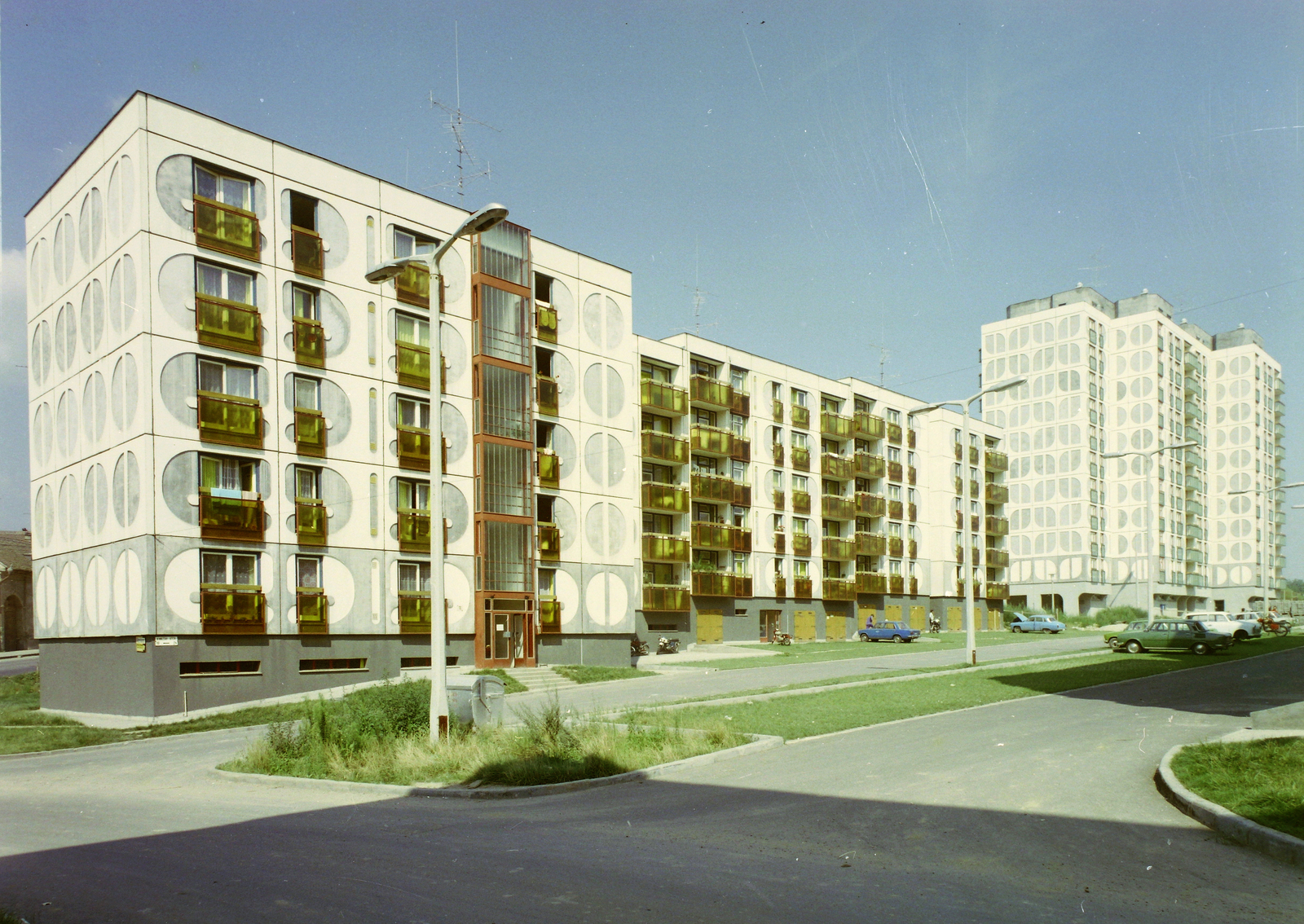 Hungary, Kaposvár, a Kanizsai utca a 18. számú épület és a 37. szám alatti toronyház közötti szakasza., 1975, Kádas Tibor, colorful, blocks, concrete block of flats, lamp post, Fortepan #4345