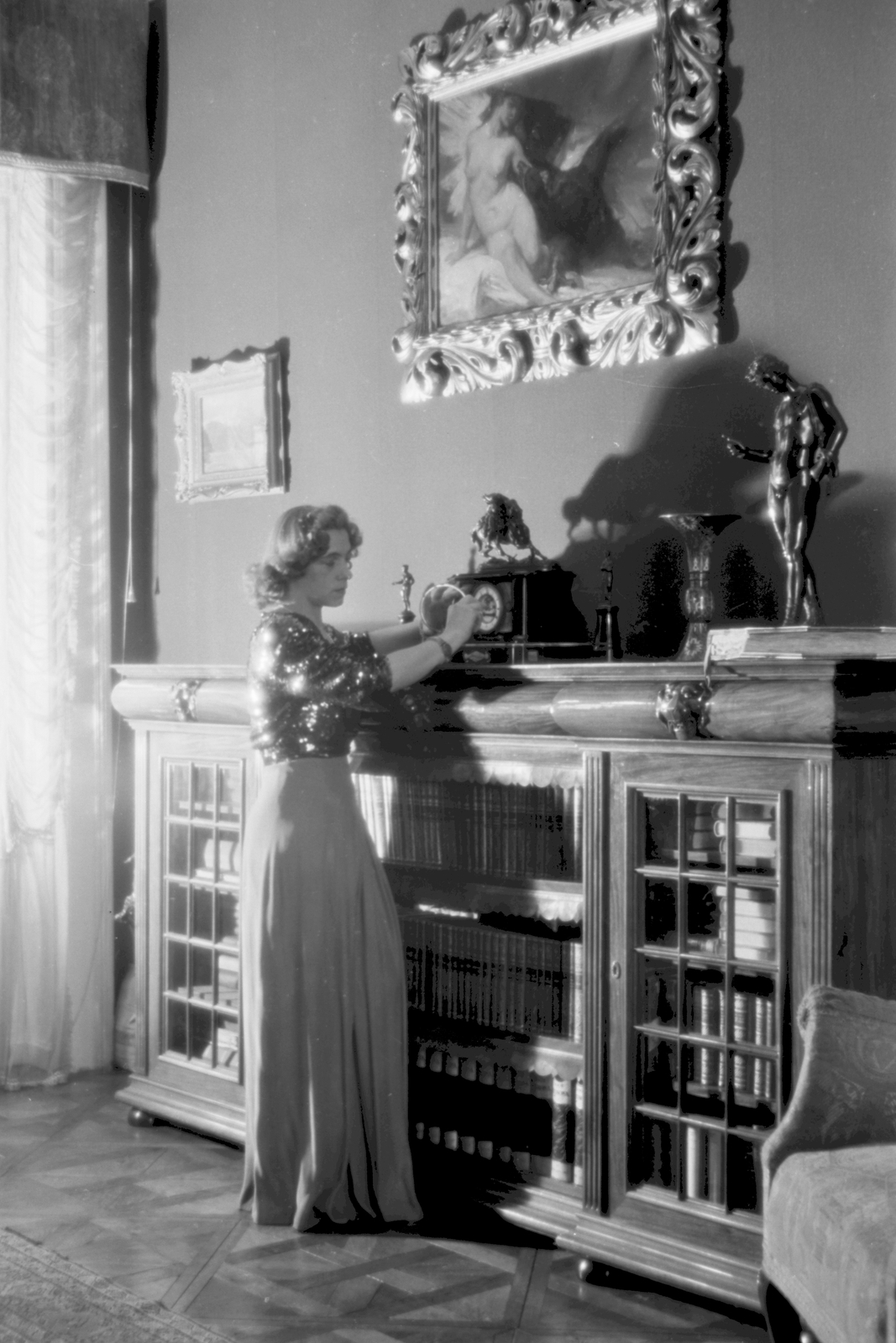 1941, Konok Tamás id, portrait, fashion, watch, sculpture, painting, interior, hairdo, lady, bookcase, evening gown, nude figure, backlight, Fortepan #43456