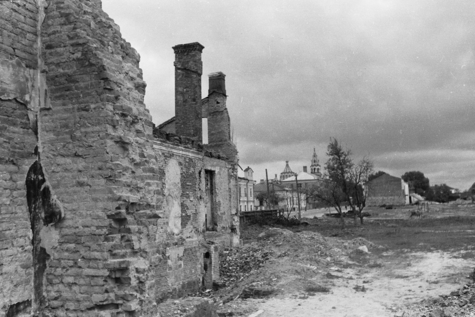 Ukraine, Zhitomir, távolban a Preobrazsenszkij-székesegyház., 1942, Konok Tamás id, eastern front, war damage, second World War, ruins, decay, elegy, damaged building, Fortepan #43463