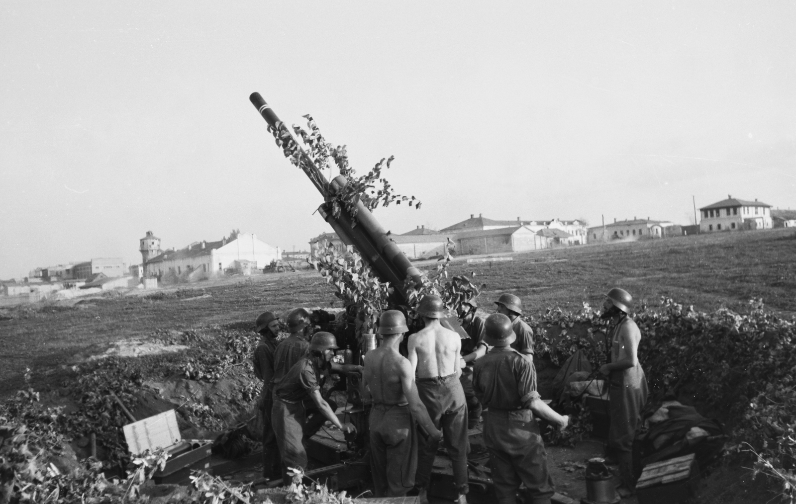 Russia, Stary Oskol, a mai Január 9-e utca a Lenin utca felé nézve. 29M Bofors 80mm-es légvédelmi ágyú tüzelőállásban., 1942, Konok Tamás id, second World War, water tower, ordnance, half-naked, Fortepan #43466