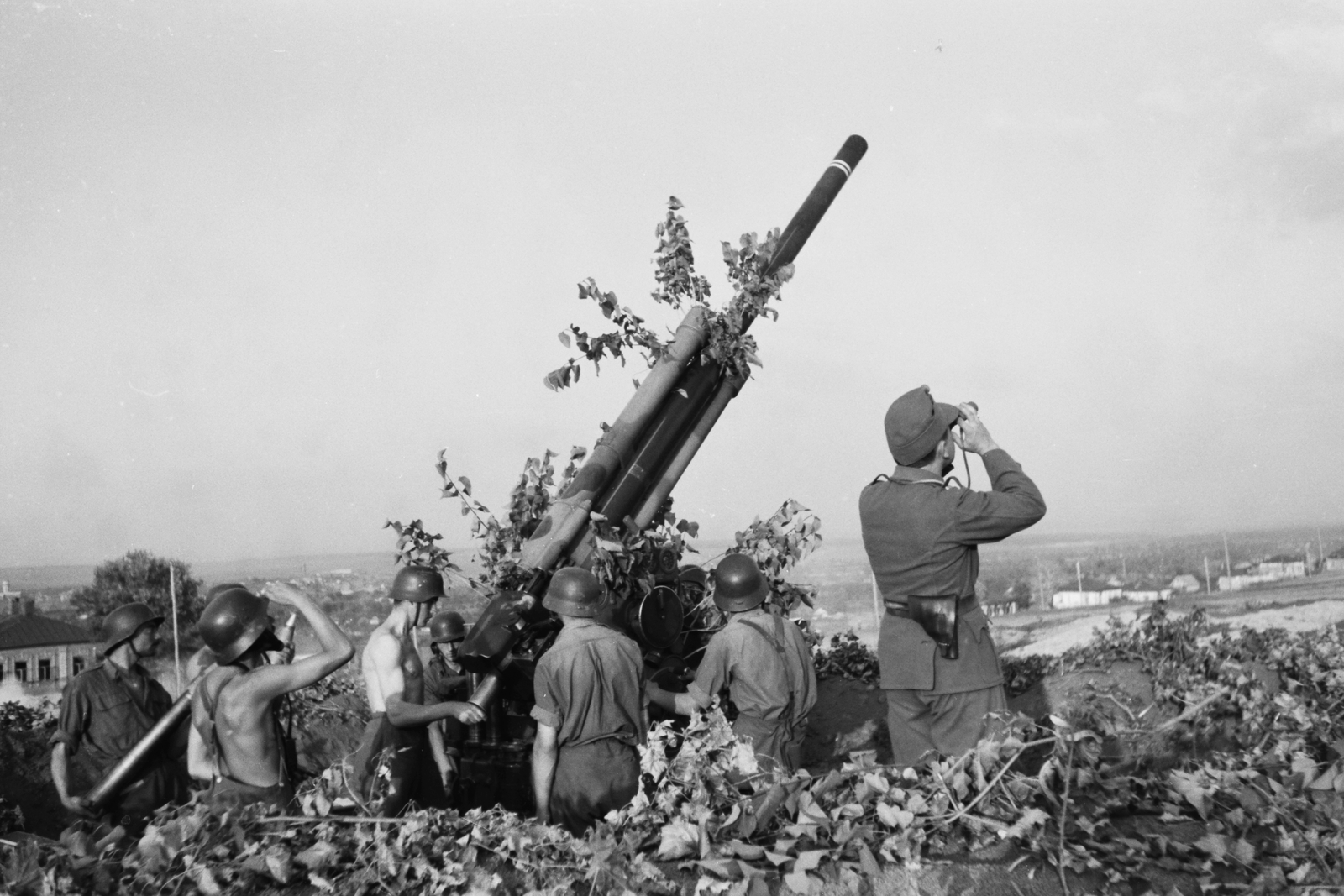 Russia, Stary Oskol, a mai Január 9-e utca a Proletarszkaja utca felé nézve. 29M Bofors 80mm-es légvédelmi ágyú tüzelőállásban., 1942, Konok Tamás id, second World War, summer, telescope, soldier, ordnance, half-naked, Fortepan #43468