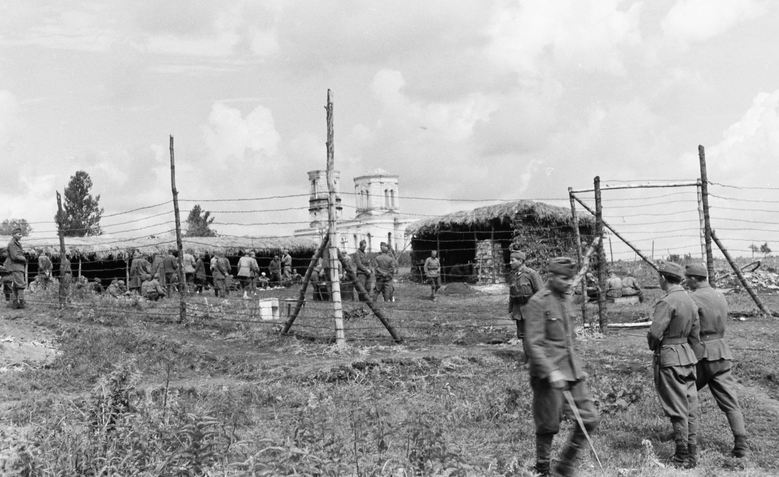 Russia, Vishnevo, hadifogolytábor, magyar hadsereg által adott őrség, háttérben a Szűz Mária Közbenjárása templom., 1942, Konok Tamás id, Soviet Union, eastern front, church, second World War, thatch roof, prisoner of war, Fortepan #43474