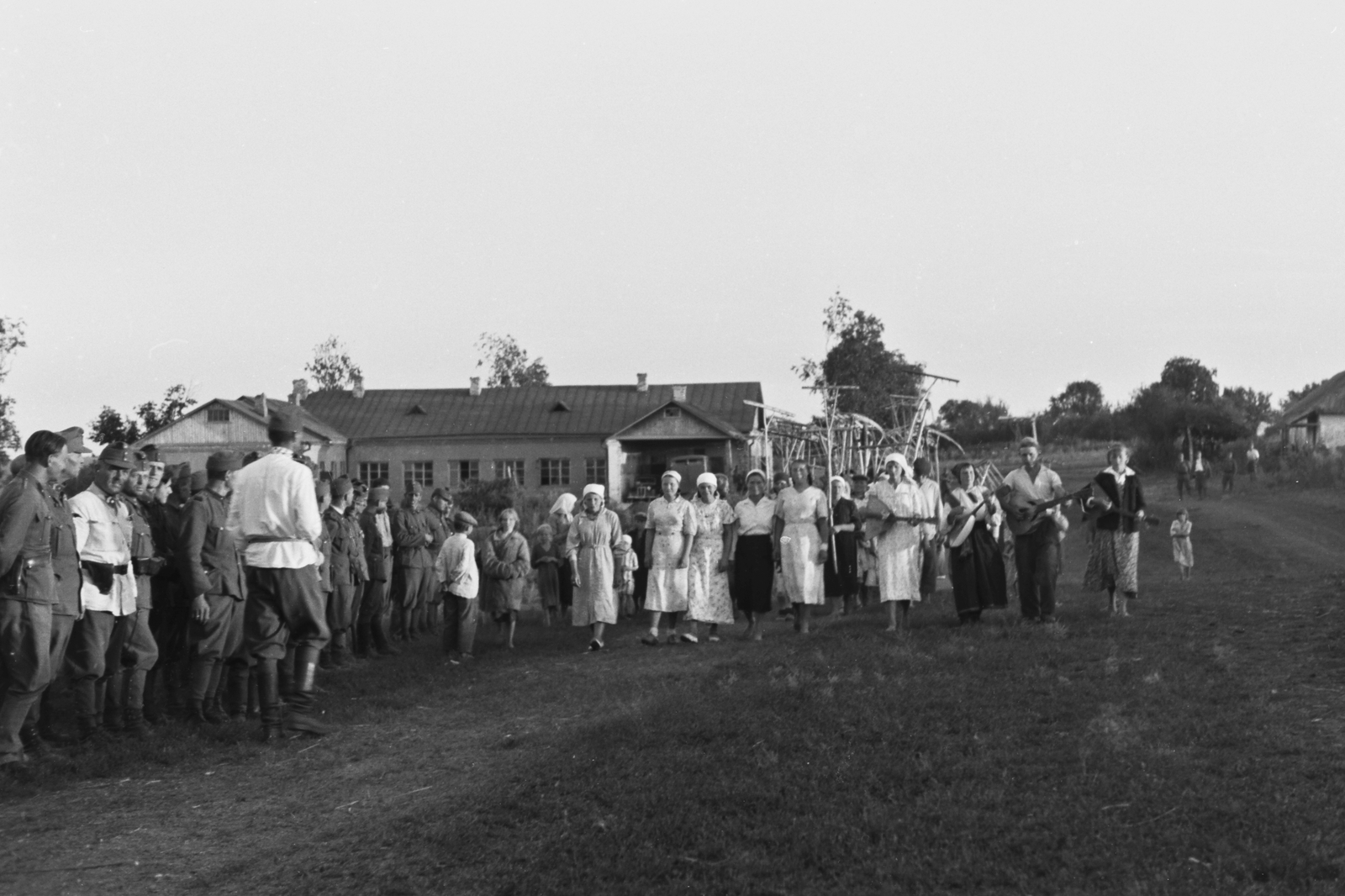 Russia, 1942, Konok Tamás id, agriculture, soldier, harvest, rake, balalaika, Fortepan #43479