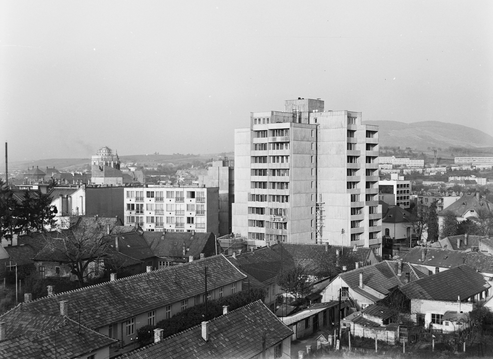 Hungary, Eger, látkép a Remenyik Zsigmond utcai lakótelep felől, háttérben balra a Líceum, középen a Deák Ferenc utca - Grónay Sándor utca sarkán álló magasház., 1973, Kádas Tibor, concrete block of flats, picture, Fortepan #4348