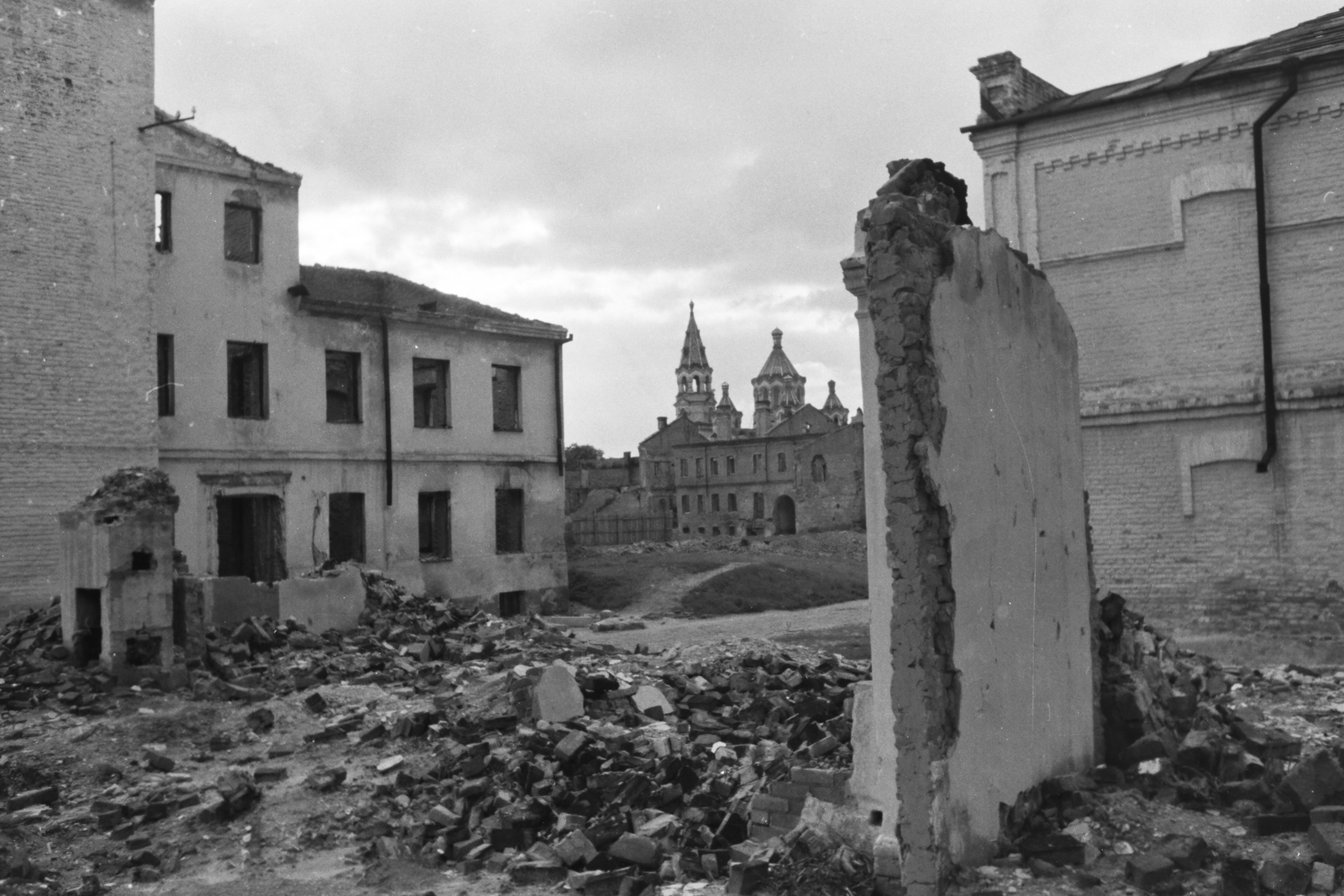 Ukraine, Zhitomir, távolban a Preobrazsenszkij-székesegyház., 1942, Konok Tamás id, eastern front, second World War, ruins, decay, elegy, Fortepan #43482