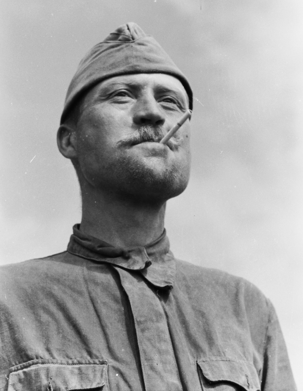 1942, Konok Tamás id, portrait, eastern front, cigarette, second World War, prisoner of war, Soviet soldier, side cap, Fortepan #43486