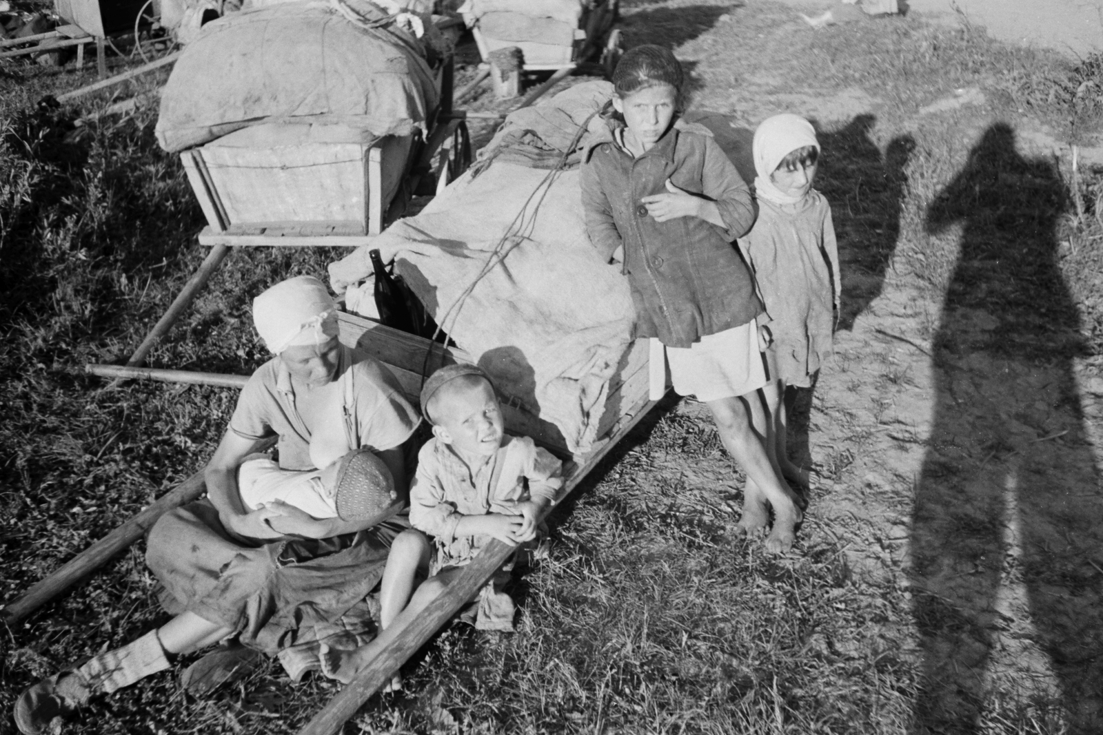 Russia, Lgov, menekültek a Szejm folyó átkelőjénél., 1942, Konok Tamás id, Soviet Union, eastern front, second World War, kids, headscarf, barefoot, refugee, breast-feeding, Fortepan #43489