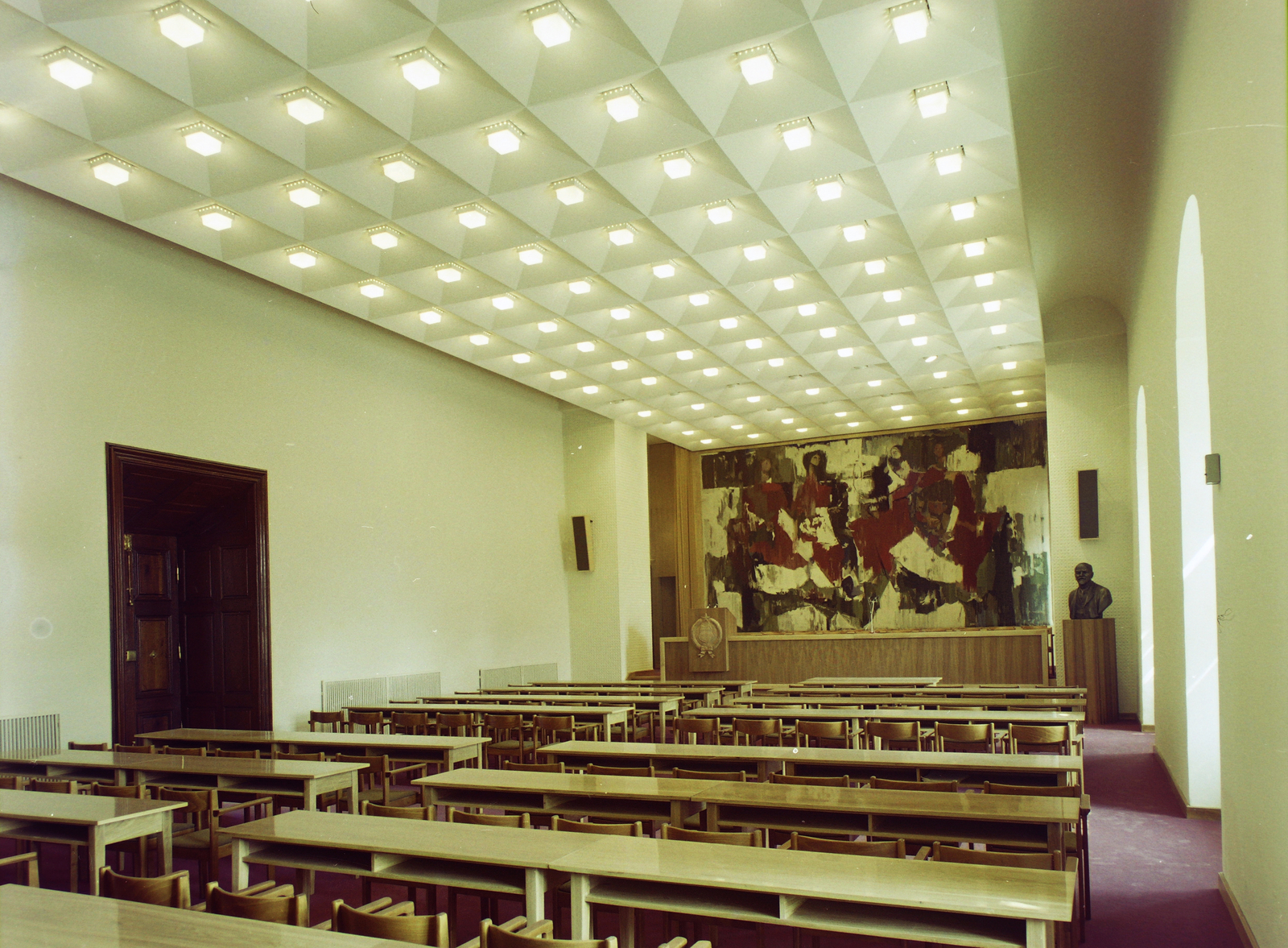Hungary, Eger, Kossuth Lajos utca 9. Megyeháza (ekkor Megyei Tanács) díszterme. A gobelin Domanovszky Endre alkotása: Fonó, 1971., 1972, Kádas Tibor, colorful, Lenin-portrayal, painting, crest, bench, chair, Fortepan #4349