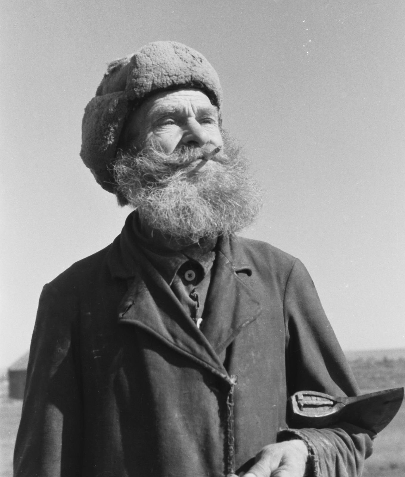 1942, Konok Tamás id, portrait, cigarette, peasant, beard, axe, Fortepan #43492