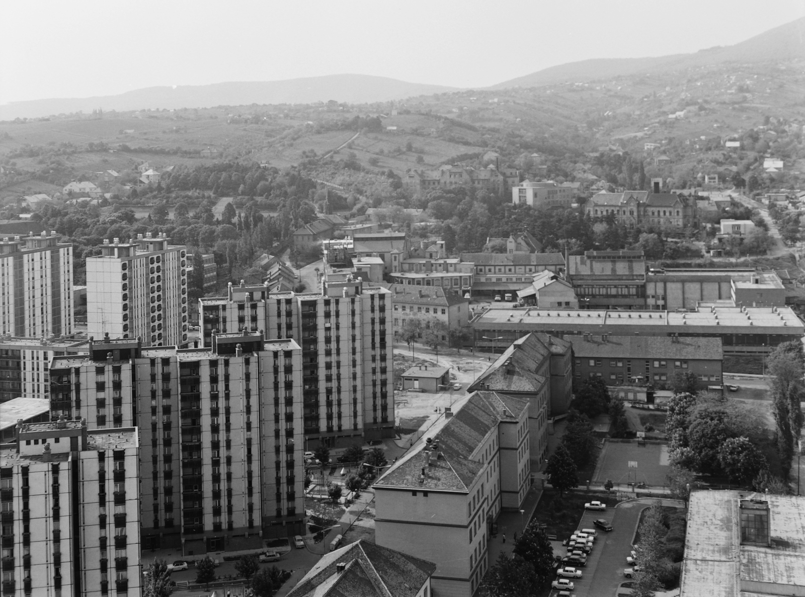 Magyarország, Pécs, látkép a Magasház tetejéről. Előtérben a Rókus utca házai és a Pécsi Sörgyár., 1975, Kádas Tibor, lakótelep, panelház, látkép, Fortepan #4350