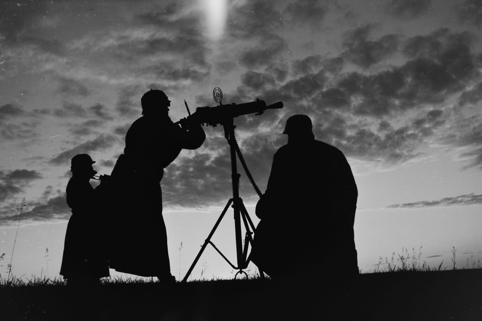 Schwarzlose MG.07/12 géppuska háromlábú légvédelmi állványon., 1942, Konok Tamás id, eastern front, second World War, clouds, weapon, machine gun, silhouette, Fortepan #43500