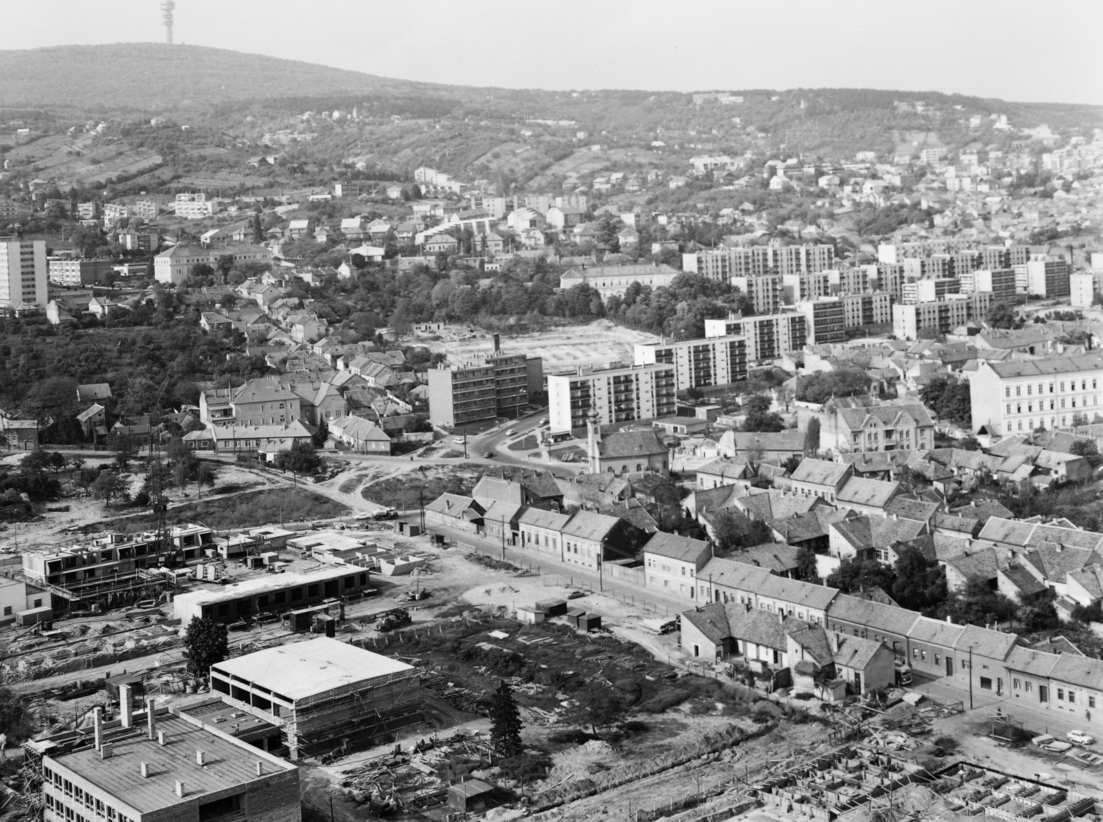 Magyarország, Pécs, látkép a Magasház tetejéről a Misina felé nézve., 1975, Kádas Tibor, építkezés, lakótelep, panelház, tévétorony, látkép, Fortepan #4351