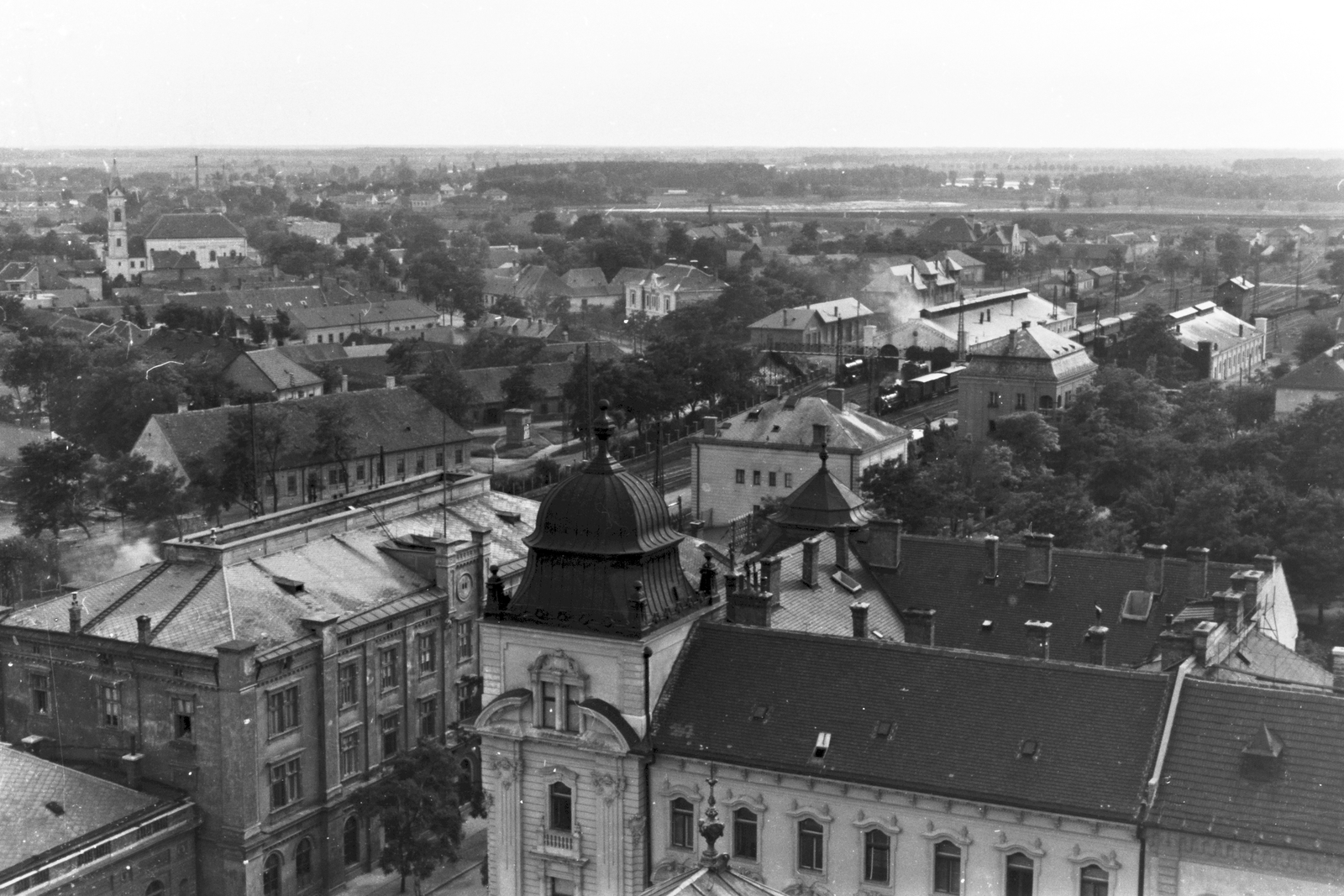 Magyarország, Győr, látkép a városháza tornyából nyugat felé fényképezve, a Révai Miklós utca és a vasútállomás., 1943, Konok Tamás id, vasút, látkép, Fortepan #43511