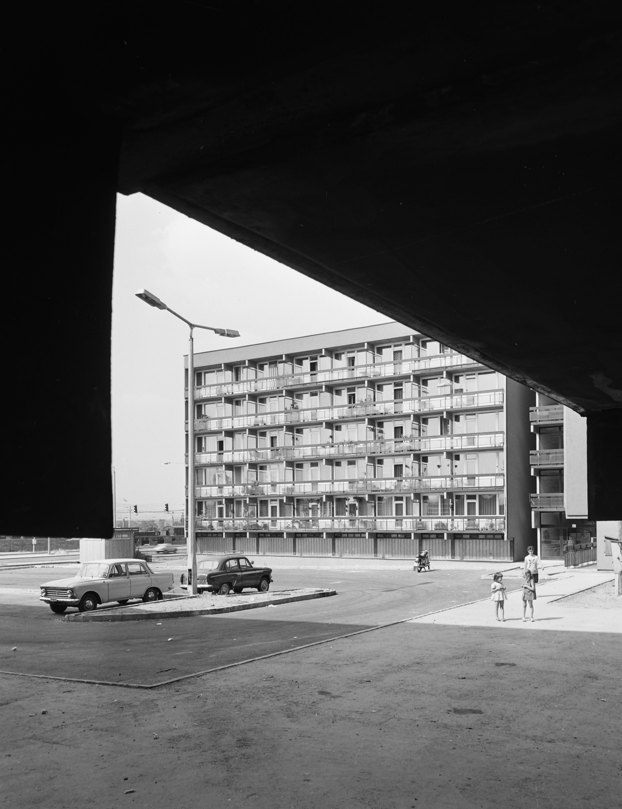 Hungary, Budapest XX., Helsinki út, a sorház egyik épülete., 1976, Kádas Tibor, Soviet brand, motorcycle, street view, concrete block of flats, Moskvitch-brand, lamp post, automobile, neon lights, Budapest, Fortepan #4354