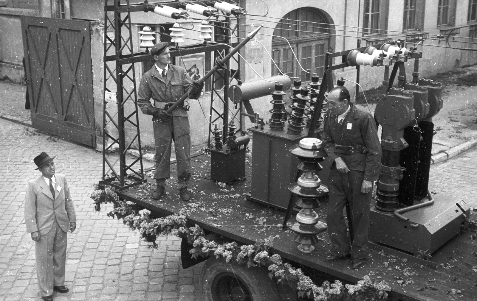 Magyarország, Győr, Gyárváros, ipartelep, május 1-i felvonulás., 1947, Konok Tamás id, teherautó, felvonulás, propaganda, transzformátor, pódiumautó, gyártelep, Fortepan #43543