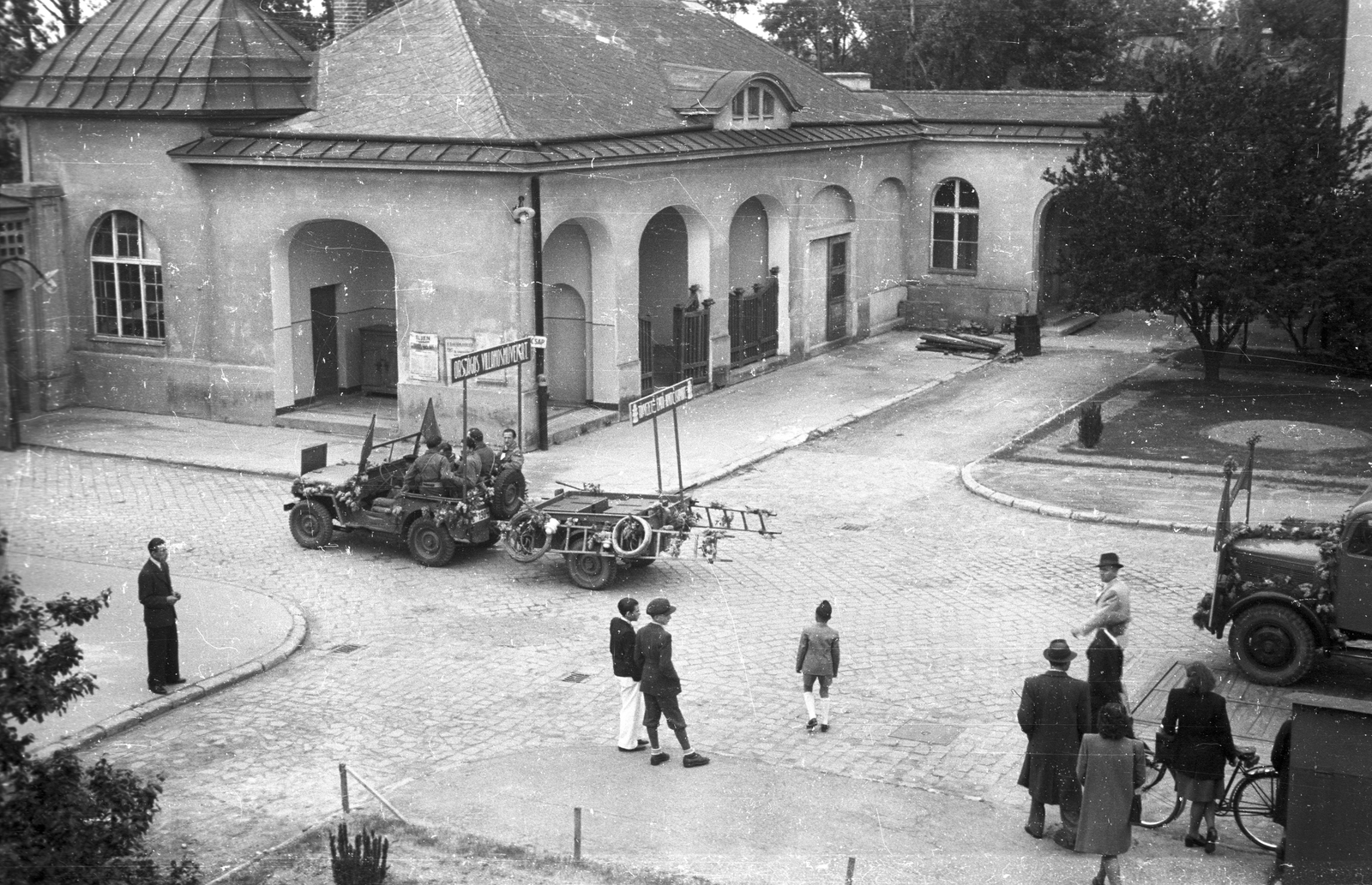 Magyarország, Győr, Gyárváros, ipartelep, május 1-i felvonulás., 1947, Konok Tamás id, amerikai gyártmány, teherautó, létra, dzsip, utánfutó, Willys-márka, Willys Jeep, gyártelep, Fortepan #43546
