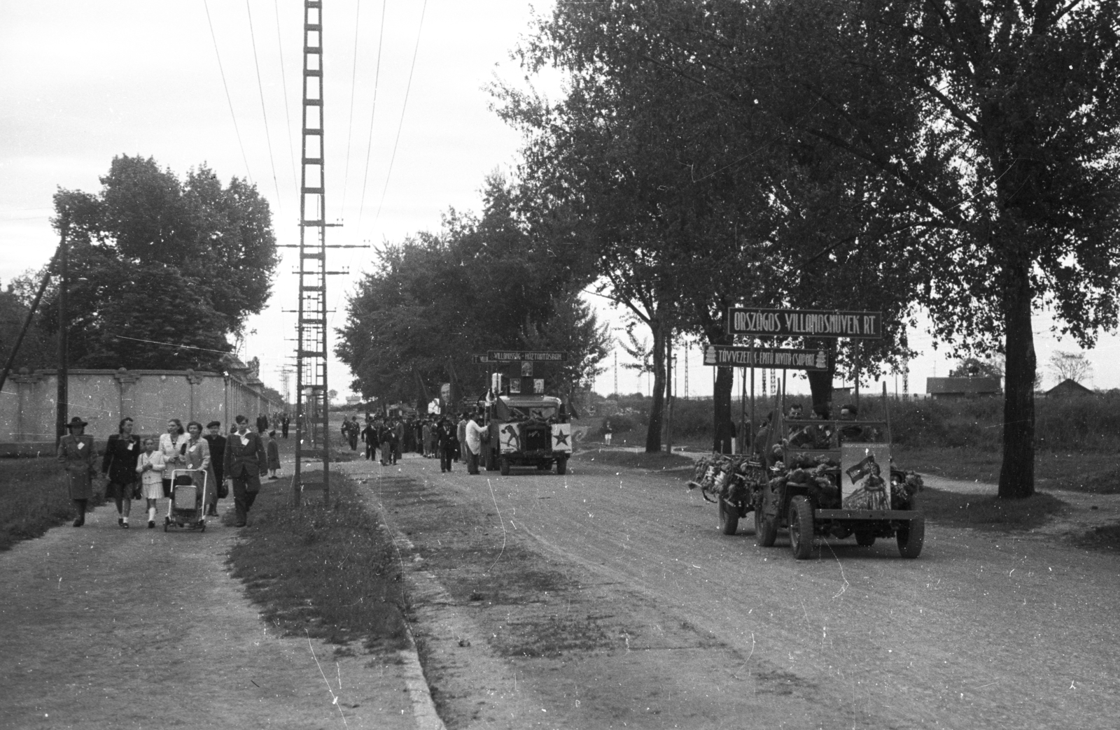 Magyarország, Győr, Kandó Kálmán utca, május 1-i felvonulás., 1947, Konok Tamás id, magyar gyártmány, babakocsi, teherautó, utcakép, Rába-márka, politikai dekoráció, május 1, dzsip, vörös csillag, propaganda, Rába Super, pódiumautó, Fortepan #43549