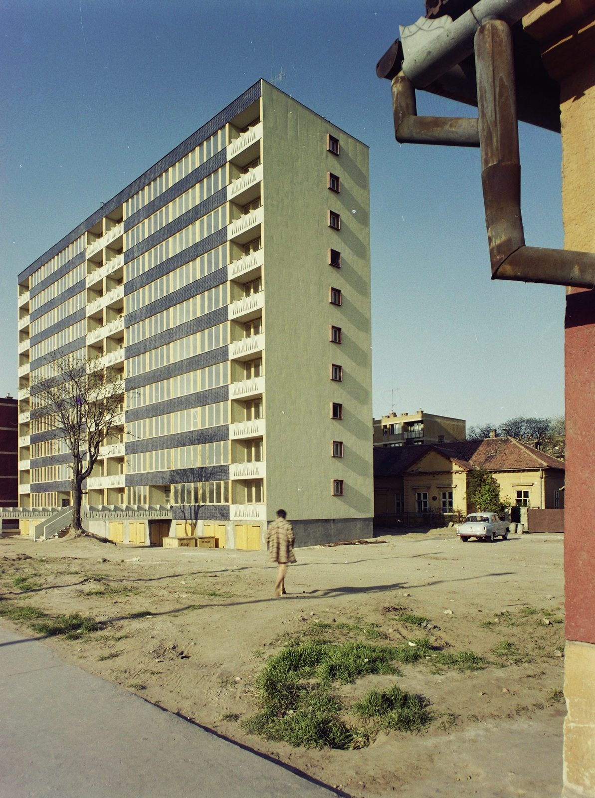 Magyarország, Nyíregyháza, Kossuth Lajos utca a Körte utca torkolatánál., 1975, Kádas Tibor, színes, panelház, Fortepan #4355