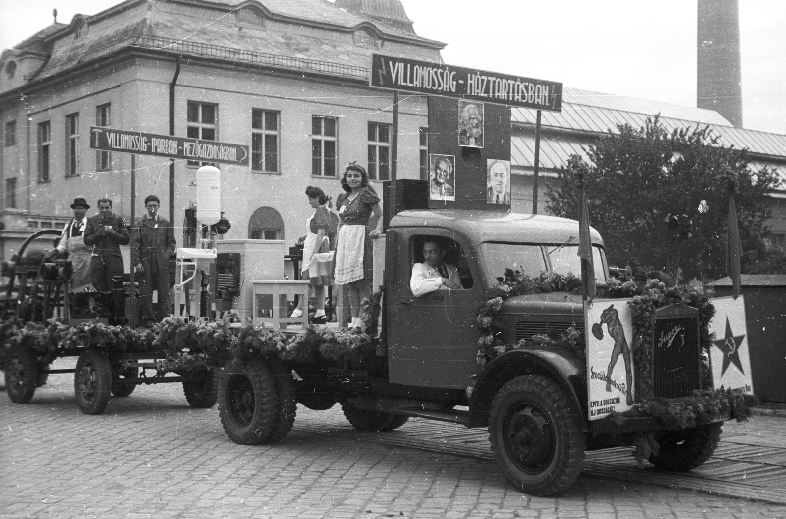 Magyarország, Győr, Gyárváros, ipartelep, május 1-i felvonulás., 1947, Konok Tamás id, magyar gyártmány, teherautó, utcakép, pótkocsi, bútor, Rába-márka, politikai dekoráció, május 1, konyha, hűtőszekrény, porszívó, propaganda, Rákosi Mátyás-ábrázolás, Rába Super, Karl Marx-ábrázolás, pódiumautó, gyártelep, Szakasits Árpád ábrázolás, Fortepan #43551