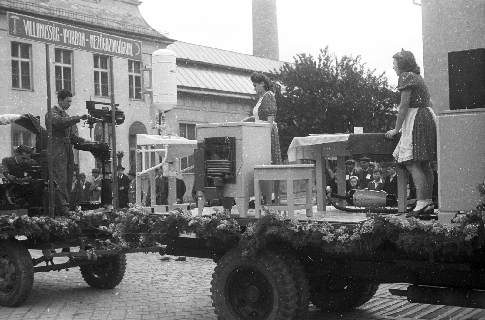 Magyarország, Győr, Gyárváros, ipartelep, május 1-i felvonulás., 1947, Konok Tamás id, teherautó, utcakép, bútor, nehézipar, tűzhely, konyha, hűtőszekrény, porszívó, gyártelep, Fortepan #43552