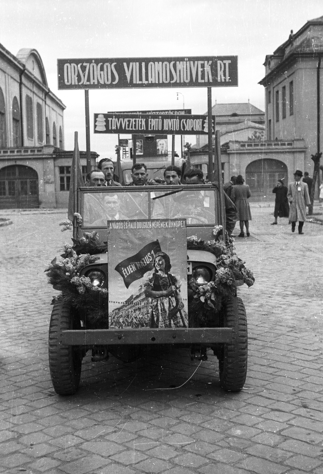 Magyarország, Győr, Gyárváros, ipartelep, május 1-i felvonulás., 1947, Konok Tamás id, amerikai gyártmány, május 1, dzsip, propaganda, Willys-márka, Willys Jeep, pódiumautó, gyártelep, Fortepan #43555