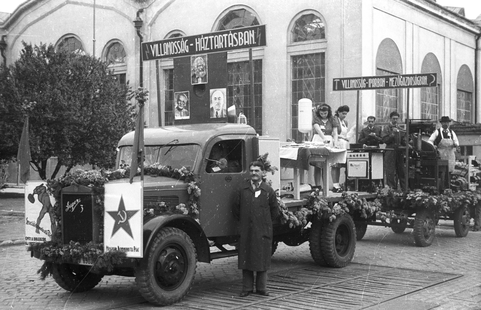 Magyarország, Győr, Gyárváros, ipartelep, május 1-i felvonulás., 1947, Konok Tamás id, személyi kultusz, zászló, magyar gyártmány, teherautó, utcakép, bútor, Rába-márka, nehézipar, politikai dekoráció, május 1, tűzhely, konyha, vörös csillag, porszívó, propaganda, Rákosi Mátyás-ábrázolás, Rába Super, Karl Marx-ábrázolás, pódiumautó, gyártelep, Fortepan #43557