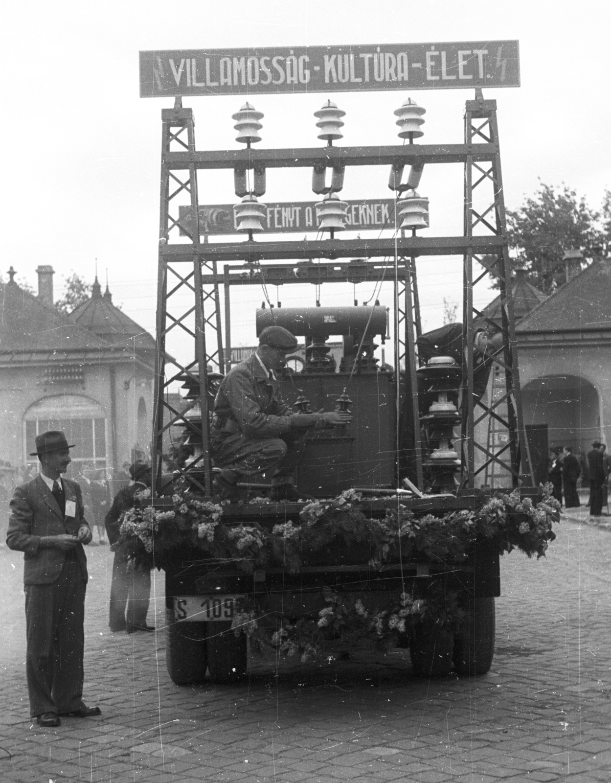 Magyarország, Győr, Gyárváros, ipartelep, május 1-i felvonulás., 1947, Konok Tamás id, felirat, teherautó, politikai dekoráció, felvonulás, május 1, transzformátor, pódiumautó, gyártelep, Fortepan #43559