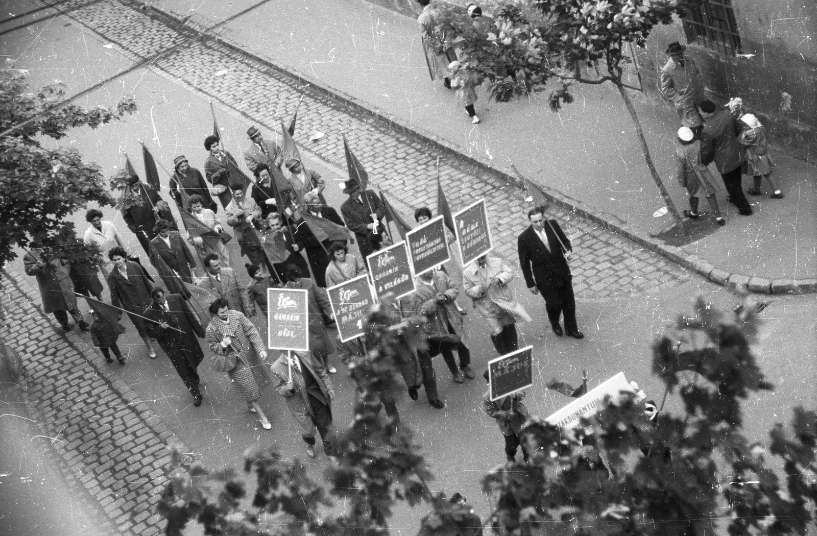 Hungary, Győr, Jókai utca az Árpád út felől, május 1-i felvonulás., 1961, Konok Tamás id, flag, march, banner, Fortepan #43562