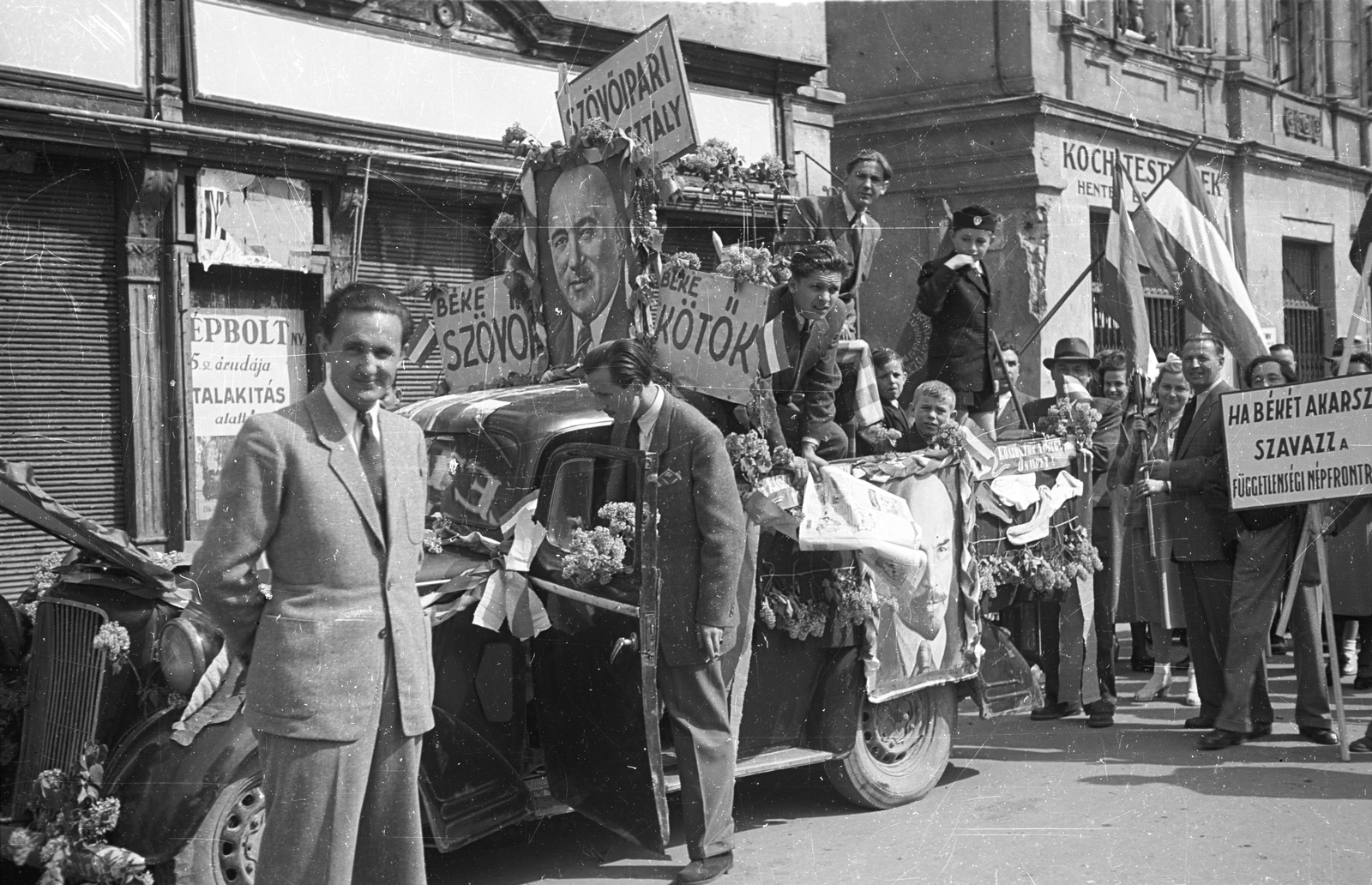 Hungary, Győr, Széchenyi tér, május 1-i felvonulás résztvevői. Középen a Kenyér köz torkolata látszik., 1949, Konok Tamás id, sign-board, commercial vehicle, march, 1st of May parade, ad truck, Fortepan #43566
