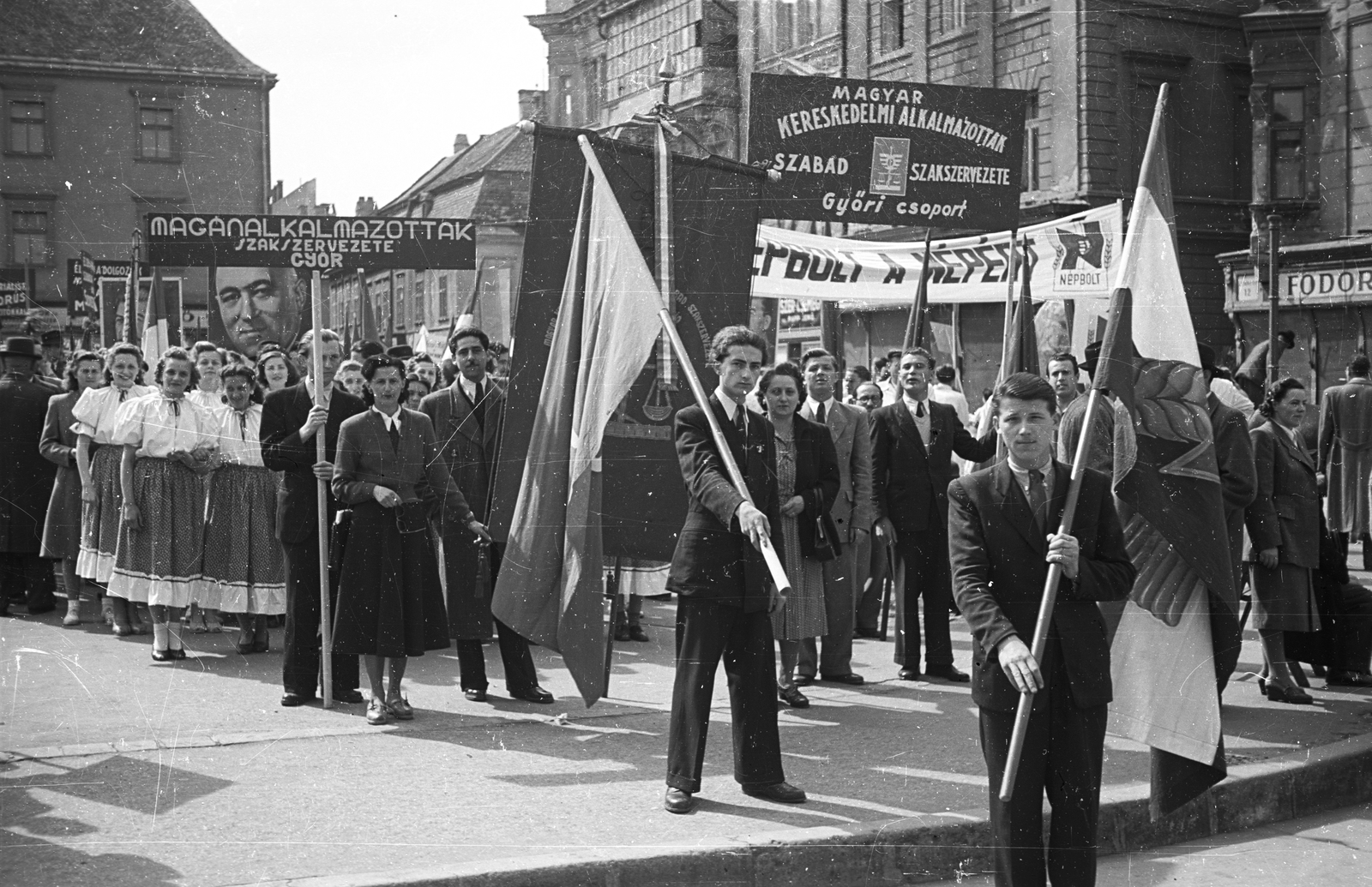 Hungary, Győr, Széchenyi tér, balra a Bencés rendház, háttérben a Czuczor Gergely utca és a Kazinczy utca találkozása. Május 1-i felvonulás., 1949, Konok Tamás id, march, 1st of May parade, Fortepan #43567