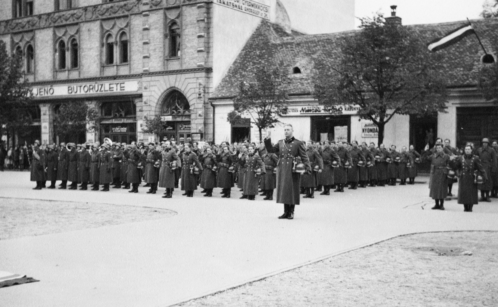 Hungary, Győr, Városháza (Gróf Tisza István) tér, a IV. gyalogezred zászlószentelési ünnepsége., 1938, Konok Tamás id, sign-board, soldier, furniture shop, parade, printer, oath of enlistment, Fortepan #43570