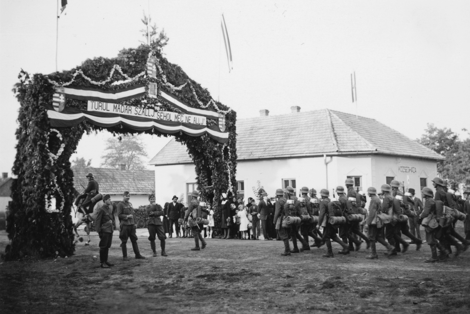 Hungary, Vállaj, Szabadság utca, az Észak-Erdélybe bevonuló csapatok számára épített díszkapu., 1940, Konok Tamás id, territorial gain, triumphal arc, Fortepan #43588