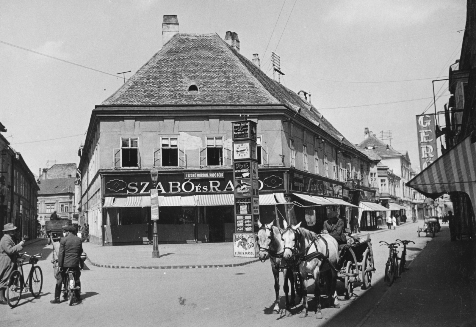 Hungary, Győr, a Király utca (jobbra), és a Dr. Kovács Pál utca (balra) elágazása., 1939, Konok Tamás id, sign-board, horse, chariot, ad pillar, bicycle, Fortepan #43591